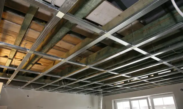 Szkielet metalowy do montażu sufitów podwieszanych, ukazujący różne rodzaje konstrukcji i materiałów izolacyjnych.