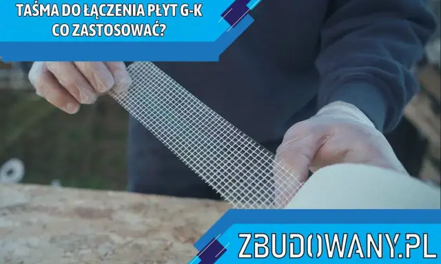 Ręce w rękawiczkach trzymają taśmę z włókna szklanego, pokazując, jak używać jej do łączenia płyt G-K.
