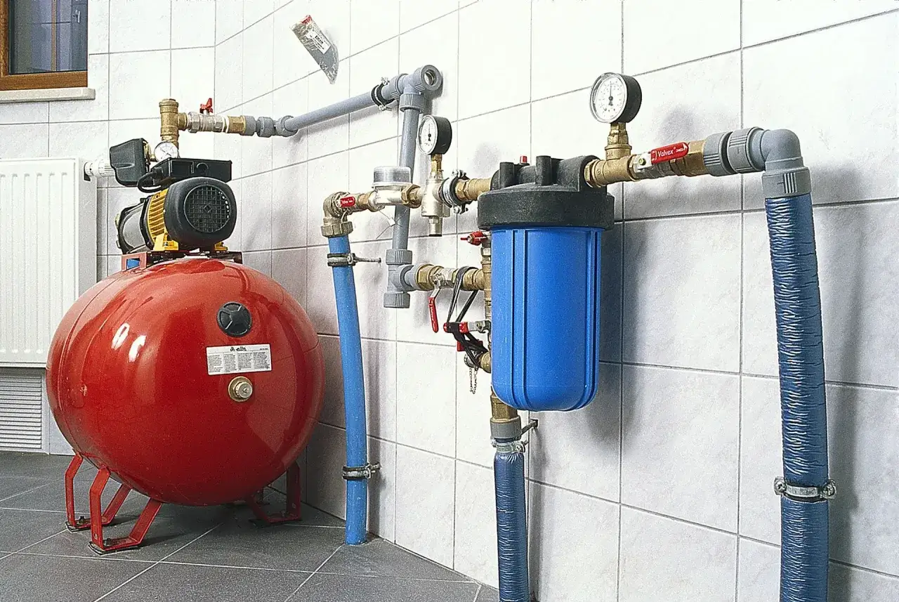 System hydroforowy z pompą i filtrem. Widać tu klejenie rur PVC do wody, połączonych z bojlerem i manometrami.