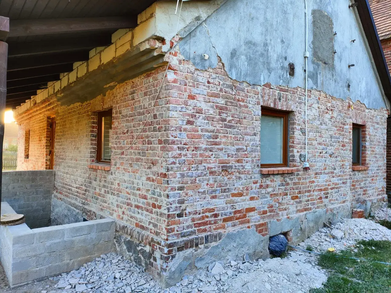 Remont domu, widoczne ubytki w cegle. Czym wypełnić ubytki w cegle? Potrzebne materiały budowlane.