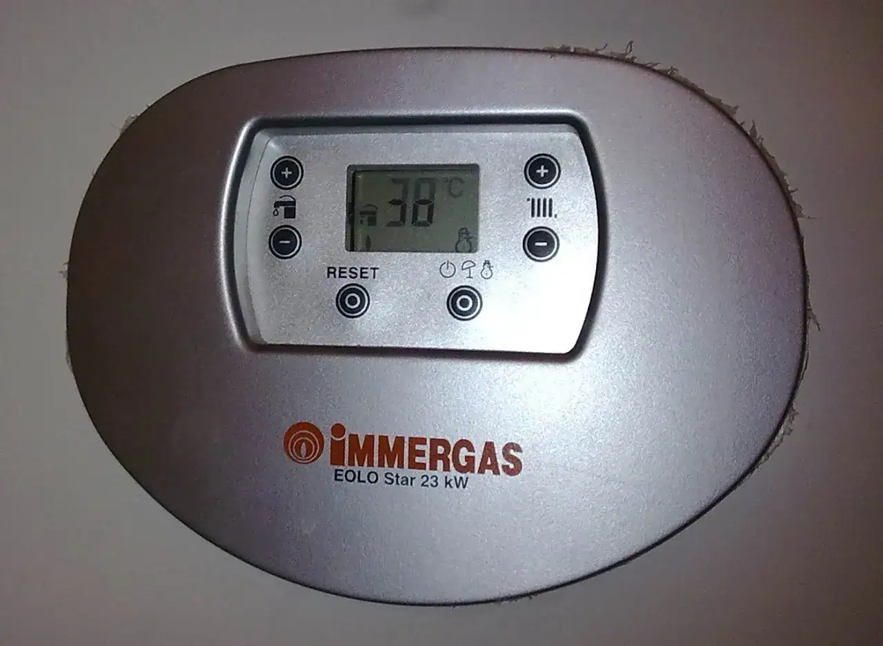Wyświetlacz kotła Immergas EOLO Star 23 kW pokazuje temperaturę 38°C i symbol błędu E10.